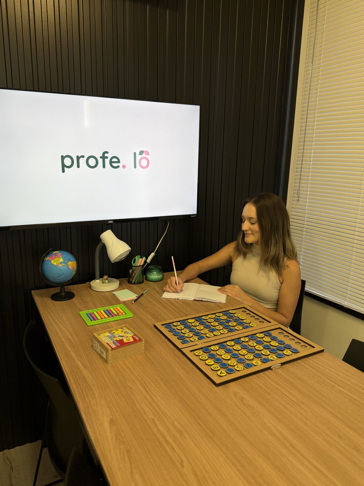 Sala de atendimento da Profe Lô — ambiente acolhedor e com baixa estimulação sensorial, no Cabral, Curitiba